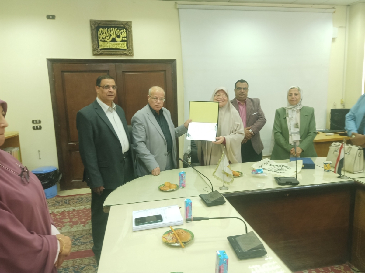 تهنئة وتقدير لوكيل الكلية لشؤون خدمة المجتمع وتنمية البيئة بالكلية لإنقضاء فترة الخدمة بالوكالة