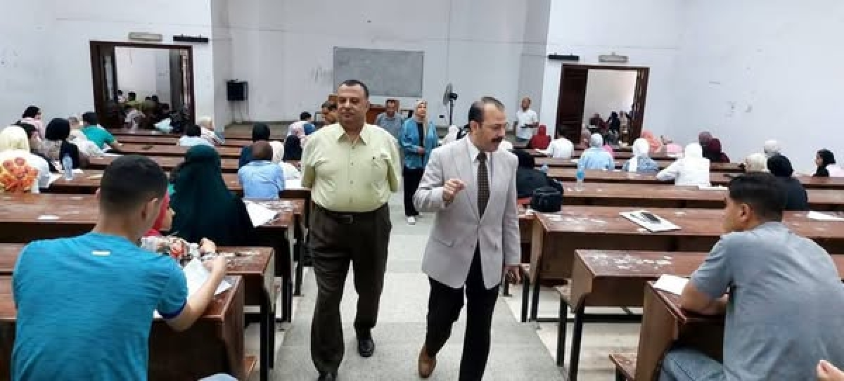 نائب رئيس جامعة بنها لشئون خدمة المجتمع وتنمية البيئة يتفقد سير امتحانات الفصل الدراسي الثاني